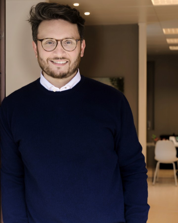 Dott. Giacomo Guella, tributarista en property manager, op het kantoor